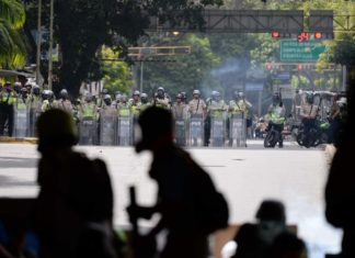 Maduro vuelve a escudarse en teorías conspirativas para aupar la represión militar