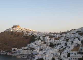 Astypalaia: ¡Una mariposa con alas de piedra que se baña en su sombra azul!