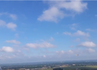 A un piloto se le cae el móvil al vacío en pleno vuelo y queda intacto