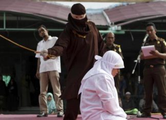 Hospitalizan a una mujer indonesia de 30 años tras ser azotada en público por adulterio