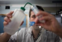 Las fibras de plástico invaden el agua potable