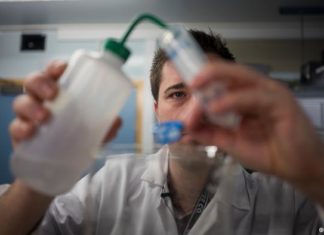 Las fibras de plástico invaden el agua potable