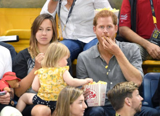 Tierno video de niña que “roba” pop-corn del príncipe Harry se hace viral