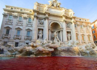 Detenido un activista por teñir de rojo el agua de la Fontana di Trevi de Roma