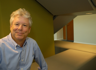 Qué es la “teoría del empujón” que le hizo ganar al estadounidense Richard H. Thaler el Nobel de Economía