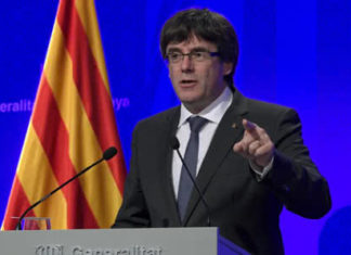 Puigdemont declara la independencia de Cataluña y la suspende para dialogar