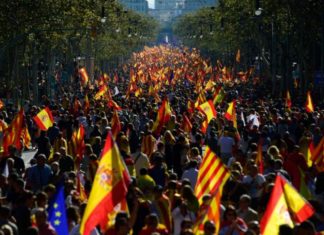 #España Un millón de personas marchan en Barcelona contra la independencia de Cataluña