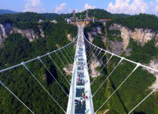 China: El puente de cristal que se “rompe” a tu paso (VIDEO)