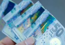 El físico español que transformó células solares en billetes imposibles de falsificar