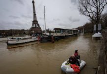 La crecida del Sena obliga a cerrar parte del Louvre
