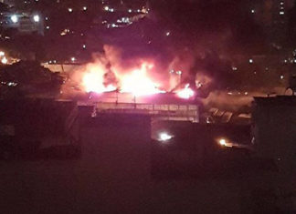 Incendio en galpones de Quinta Crespo restringe tránsito en la Fajardo