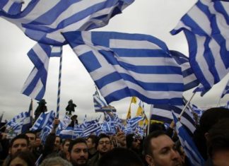 Miles de griegos protestan en Tesalónica contra la apropiación del nombre de Macedonia