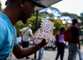 Devaluados bolívares: Piezas de manualidades callejeras y “money art” (Fotos)