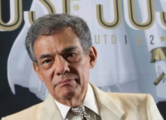 El cantante José José, hospitalizado en Miami