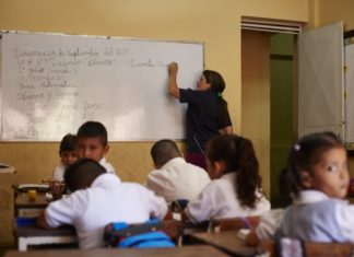 Tarazona: “45% de los docentes en el país han abandonado las aulas”
