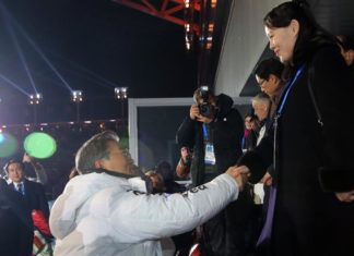La hermana de Kim Jong Un y el presidente de Corea del Sur se dan la mano en un gesto histórico en Pyeongchang