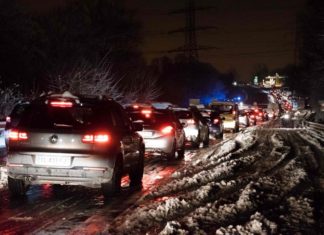 Un París colapsado registra atascos sin precedentes por el temporal de nieve
