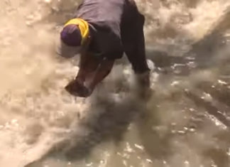 En Venezuela, minan cañerías y ríos por dinero – Mineros en el pútrido río Guaire de Caracas