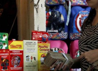 Pagar 40 por un billete de 20: El negocio de vender efectivo en Venezuela