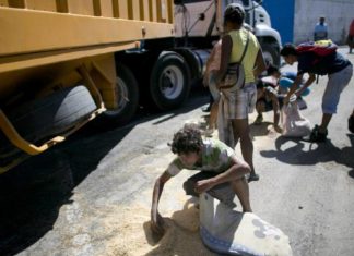 EEUU: El mundo quiere ayudar a Venezuela, pero Maduro tiene que abrir la puerta