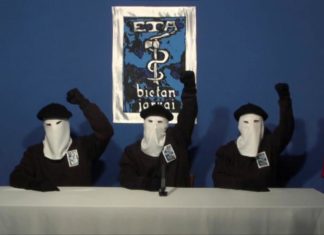 ETA entrega dos cajas con armas en Bayona