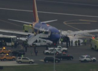 Aterriza de emergencia un avión en Filadelfia tras reventarse motor en vuelo