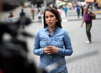 Crisis obliga a los venezolanos a desnudarse por dinero: El negocio en las redes sociales