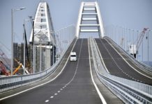 Putin inaugura puente que une Rusia con Crimea