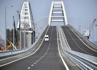 Putin inaugura puente que une Rusia con Crimea