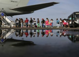 Autoridades brasileñas trasladan a 233 venezolanos de Boa Vista a Sao Paulo y Manaus