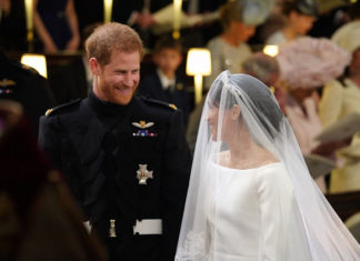 En fotos: Meghan lució un vestido de seda de Givenchy con un kilométrico velo