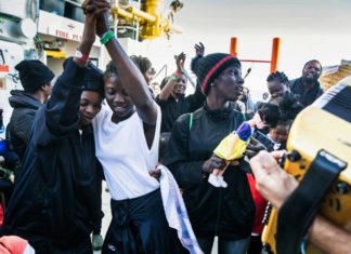 Los 630 del ‘Aquarius’ reciben un permiso especial de residencia de 45 días