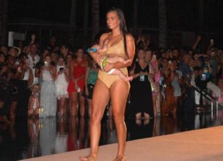 Esta modelo desfiló mientras amamantaba a su bebé