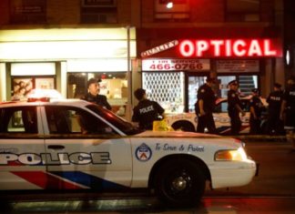 Un atacante mata a dos personas y hiere a 12 en un tiroteo en Toronto
