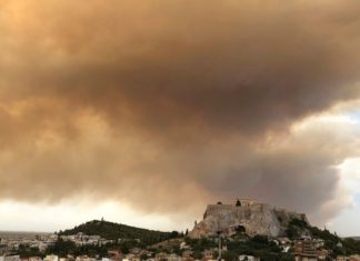 Evacuan a residentes por incendio en bosque de Grecia