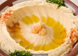 La “guerra” por descubrir quién inventó el plato más famoso de Medio Oriente