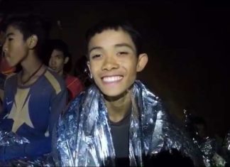 Rescatados los 12 niños y su entrenador atrapados en una cueva de Tailandia