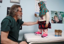 Niña siria que usaba latas de atún como piernas recibió nuevas prótesis en Turquía