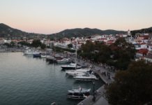 Skópelos: Una dama irresistible, con un vestido verde mojado en el absoluto azul por Thaleia