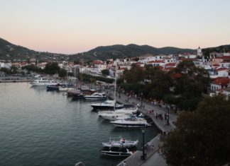 Skópelos: Una dama irresistible, con un vestido verde mojado en el absoluto azul por Thaleia