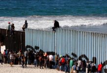 Una manifestación antiinmigrantes recibe a la caravana en Tijuana