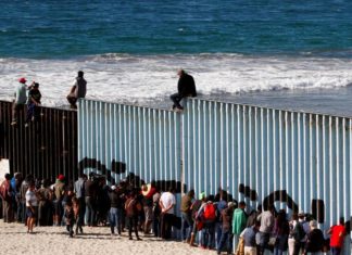 Una manifestación antiinmigrantes recibe a la caravana en Tijuana