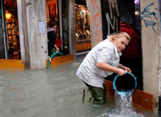 FOTOS, VIDEOS: Una excepcional marea alta deja el 75 % de Venecia bajo el agua